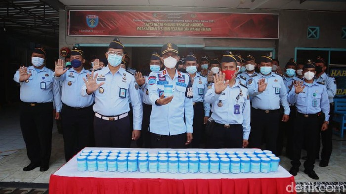 Puluhan napi Lapas Klas IIB Ngawi terjaring dalam razia pemberantasan narkoba. Mereka yang terjaring, oleh petugas lapas dilakukan tes urine.