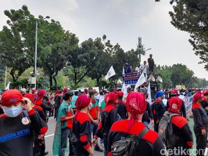 3 Fakta Buruh Geruduk Kantor Anies Tuntut Upah Minimum 2022 Naik