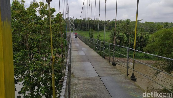 Melihat Jembatan Gantung Kalinegoro Magelang Yang Viral di Medsos
