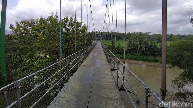 Melihat Jembatan Gantung Kalinegoro Magelang Yang Viral di Medsos Melihat Jembatan Gantung Kalinegoro Magelang Yang Viral di Medsos