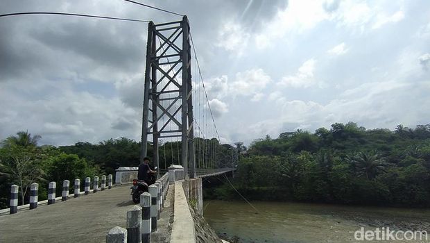Melihat Jembatan Gantung Kalinegoro Magelang Yang Viral di Medsos