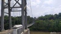 Keberadaan jembatan itu membuat akses jalan warga Tempuran ke wilayah Kalinegoro, Mertoyudan menjadi mudah, meski hanya pakai sepeda motor atau jalan kaki. (Eko Susanto/detikcom)