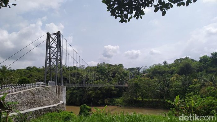 Melihat Jembatan Gantung Kalinegoro Magelang Yang Viral di Medsos