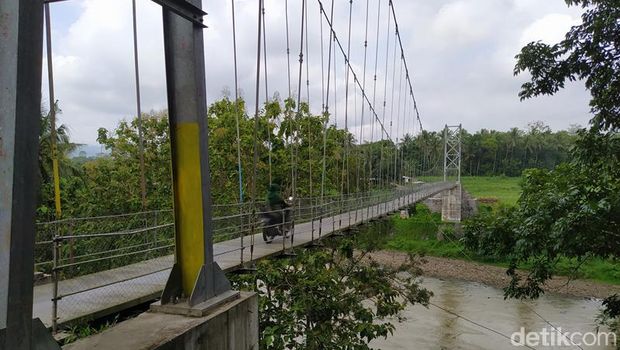 Melihat Jembatan Gantung Kalinegoro Magelang Yang Viral di Medsos Melihat Jembatan Gantung Kalinegoro Magelang Yang Viral di Medsos