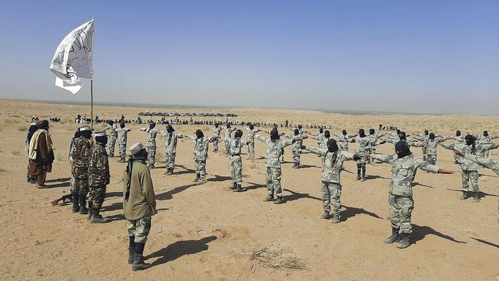 Melihat Lebih Dekat Latihan Pasukan Bersenjata Taliban di Afghanistan Sejumlah prajurit Taliban jalani pelatihan selama tiga minggu di Lashkar Gah, Afghanistan. Sejumlah latihan dilakukan para prajurit selama program 3 minggu itu.