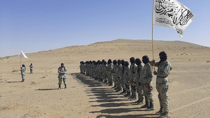 Sejumlah prajurit Taliban jalani pelatihan selama tiga minggu di Lashkar Gah, Afghanistan. Sejumlah latihan dilakukan para prajurit selama program 3 minggu itu.