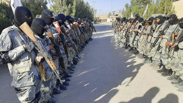 Melihat Lebih Dekat Latihan Pasukan Bersenjata Taliban di Afghanistan Sejumlah prajurit Taliban jalani pelatihan selama tiga minggu di Lashkar Gah, Afghanistan. Sejumlah latihan dilakukan para prajurit selama program 3 minggu itu.