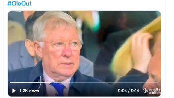 Sejak Sir Alex pensiun, mungkin ini pertama kalinya dia berekspresi muram semacam ini. Foto: Twitter