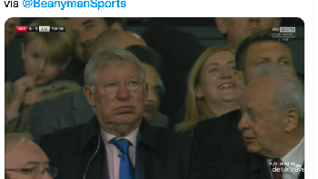 Ekspresi muram Alex Ferguson merupakan reaksi wajar setelah MU kalah 0-5 dari musuh bebuyutan Liverpool. Foto: Twitter