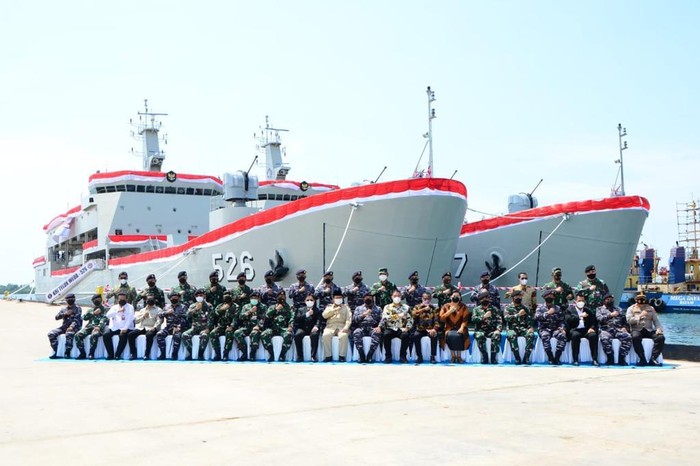 Menteri Pertahanan Prabowo Subianto menyerahkan dua kapal perang angkut tank AT-8 dan AT-9 kepada TNI Angkatan Laut (AL). Kapal tersebut diproduksi PT Bandar Abadi atas pesanan Kementerian Pertahanan.