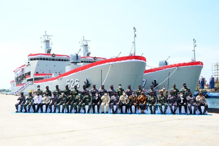 Menhan Serahkan 2 Kapal Angkut Tank Buatan Lokal ke TNI AL Menteri Pertahanan Prabowo Subianto menyerahkan dua kapal perang angkut tank AT-8 dan AT-9 kepada TNI Angkatan Laut (AL). Kapal tersebut diproduksi PT Bandar Abadi atas pesanan Kementerian Pertahanan.