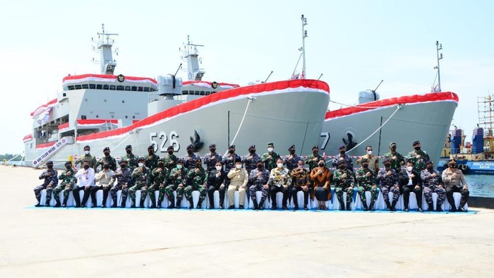 Menteri Pertahanan Prabowo Subianto menyerahkan dua kapal perang angkut tank AT-8 dan AT-9 kepada TNI Angkatan Laut (AL). Kapal tersebut diproduksi PT Bandar Abadi atas pesanan Kementerian Pertahanan.