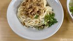 Sluurp! Gurihnya  Mie Bakso Laksana yang Bertahan Lezatnya 50 Tahun