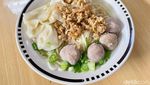 Sluurp! Gurihnya  Mie Bakso Laksana yang Bertahan Lezatnya 50 Tahun