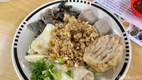 Sesuai dengan namanya, kedai ini menawarkan menu mie dan bakso. Bahkan ada sekitar 24 menu yang ditawarkan di kedai Mie Bakso Laksana. Foto: detikcom/Riska Fitria
