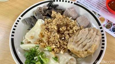 Sluurp! Gurihnya  Mie Bakso Laksana yang Bertahan Lezatnya 50 Tahun