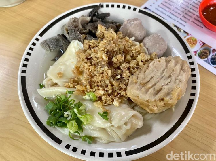 Sluurp! Gurihnya  Mie Bakso Laksana yang Bertahan Lezatnya 50 Tahun