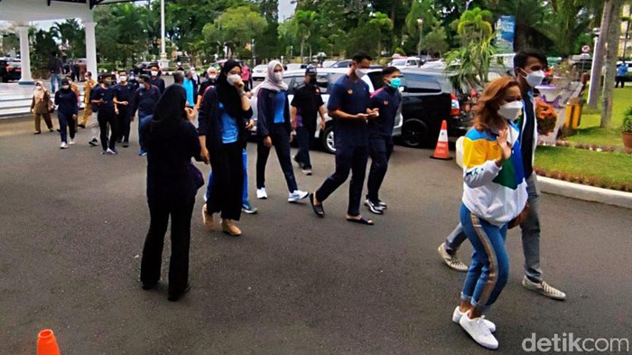 Momen 13 Atlet Jabar PON Papua Keliling Ciamis Naik Bus Wisata Gatrik Sebanyak 13 atlet Jabar asal Ciamis yang pulang dari PON Papua diarak keliling kota Ciamis. Para atlet diarak keliling kota Ciamis menggunakan bus wisata Gatrik
