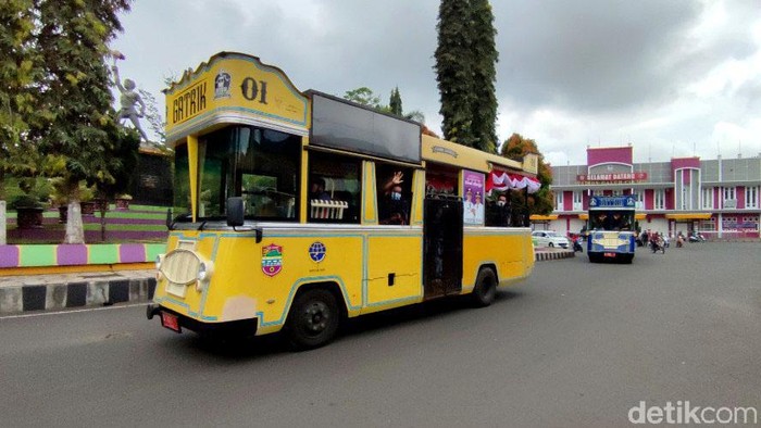 Momen 13 Atlet Jabar PON Papua Keliling Ciamis Naik Bus Wisata Gatrik Sebanyak 13 atlet Jabar asal Ciamis yang pulang dari PON Papua diarak keliling kota Ciamis. Para atlet diarak keliling kota Ciamis menggunakan bus wisata Gatrik