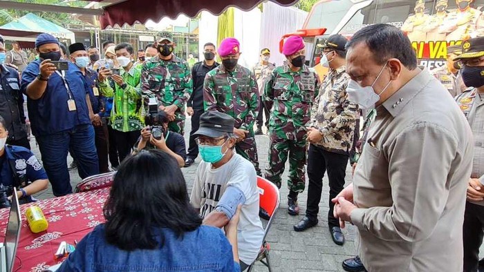 Momen Vaksinai-Bansos di Kampus Umaha Sidoarjo Ketua KPK Firli Bahuri memberi apresiasi dan penghargaan personel kepolisian yang membantu mempercepat progress vaksinasi di Indonesia.