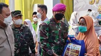 Selain itu, dalam penanganan COVID-19, tak sedikit pula anggota polisi hingga TNI yang sampai jatuh sakit hingga meninggal dunia. Keluarga para anggota ini pun tak luput mendapat bansos.