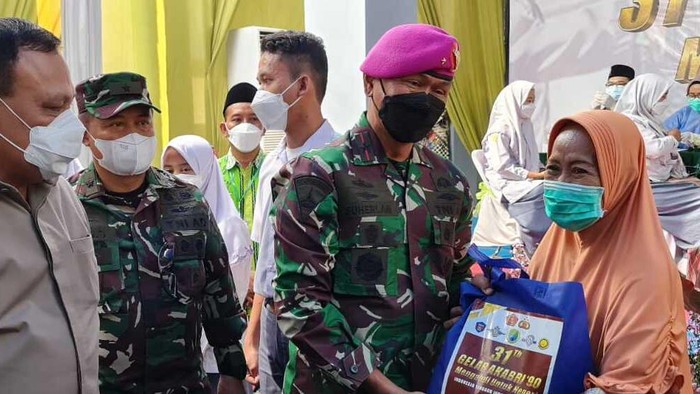 Ketua KPK Firli Bahuri memberi apresiasi dan penghargaan personel kepolisian yang membantu mempercepat progress vaksinasi di Indonesia.