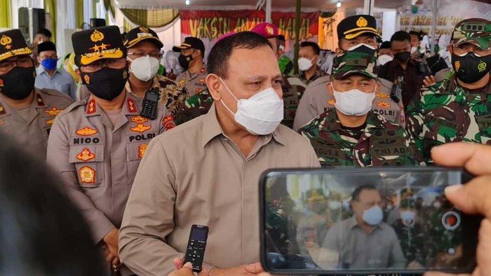 Ketua KPK Firli Bahuri memberi apresiasi dan penghargaan personel kepolisian yang membantu mempercepat progress vaksinasi di Indonesia.