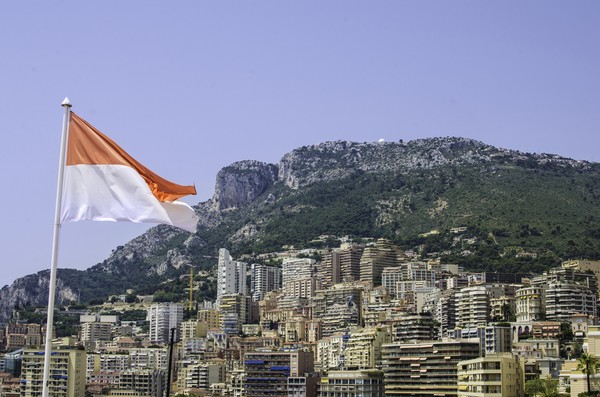 Uniknya, Monaco, Polandia dan Indonesia memiliki warna bendera yang sama yakni berwarna merah dan putih. Untuk Polandia, warnanya putih dulu baru merah. Sedangkan Monaco dan Indonesia, warnanya sama-sama merah putih! (Getty Images/iStockphoto) Uniknya, Monaco, Polandia dan Indonesia memiliki warna bendera yang sama yakni berwarna merah dan putih. Untuk Polandia, warnanya putih dulu baru merah. Sedangkan Monaco dan Indonesia, warnanya sama-sama merah putih! (Getty Images/iStockphoto)