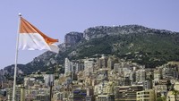 Uniknya, Monaco, Polandia dan Indonesia memiliki warna bendera yang sama yakni berwarna merah dan putih. Untuk Polandia, warnanya putih dulu baru merah. Sedangkan Monaco dan Indonesia, warnanya sama-sama merah putih! (Getty Images/iStockphoto)