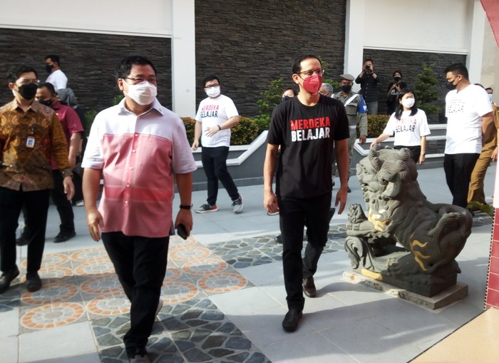 Nadiem saat mengecek PTM di Medan (Datuk-detikcom)