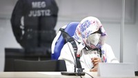 Irmgard Furchner (96) masih remaja ketika bekerja di kantor direktur kamp Nazi di Stutthof, Polandia, dekat kota Danzig yang kini dikenal sebagai Gdansk. (Christian Charisius/DPA via AP, Pool)