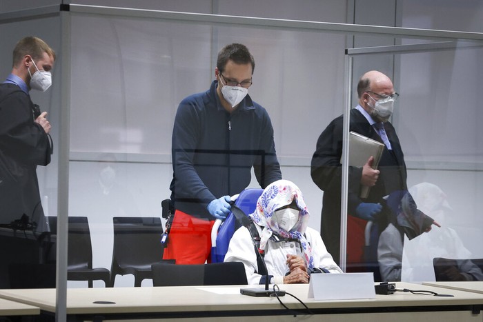 Nenek 96 Tahun dan Eks Nazi Duduk di Kursi Terdakwa Mantan sekretaris kamp konsetrasi Nazi, Irmgard Furchner duduk di kursi terdakwa, di Itzehoe, Jerman (26/10/2021). Ia didakwa terlibat dalam pembantaian 11.000 orang pada Juni 1943 hingga April 1945 silam.