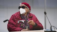 Irmgard Furchner (96) duduk di kursi terdakwa untuk mendengar secara resmi dakwaan yang dituduhkan kepadanya, Selasa (26/10/2021). Ia didakwa terlibat dalam pembantaian di kamp konstrasi Nazi pada Juni 1943 hingga April 1945 silam. (Marcus Brandt/dpa via AP)