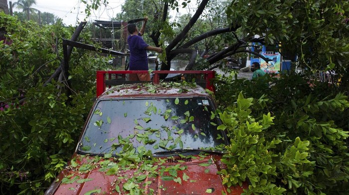 Badai Rick menghantam kawasan Meksiko. Hujan lebat disertai angin membuat sejumlah mobil hingga perahu milik warga terdampak hantaman badai tersebut.