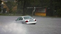 Badai yang memicu terjadinya hujan lebat dan angin itu menyebabkan banjir di kawasan Lazaro Cardenas, Meksiko. Sebuah mobil pun terlihat terjebak di tengah banjir.