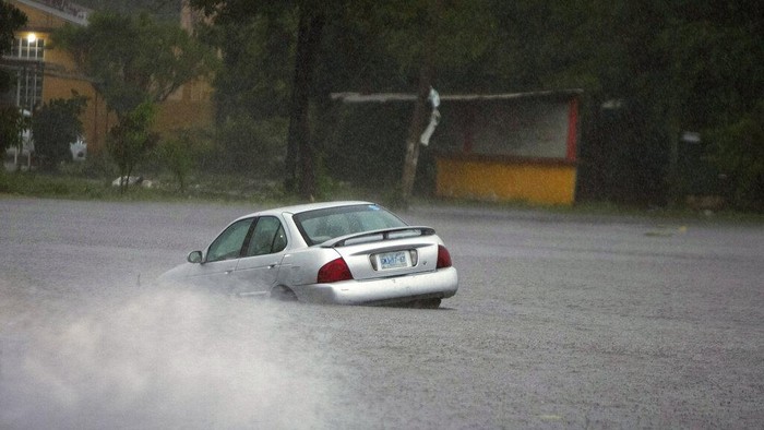 Ngeri! Mobil hingga Perahu di Meksiko Jadi Korban Badai Rick Badai Rick menghantam kawasan Meksiko. Hujan lebat disertai angin membuat sejumlah mobil hingga perahu milik warga terdampak hantaman badai tersebut.