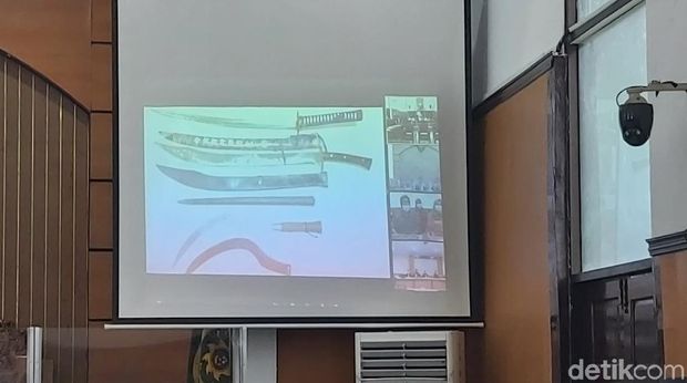 Para saksi yang dihadirkan JPU mengaku melihat pedang katana atau samurai dari hasil penggeledahan mobil eks Laskar FPI di Rest Area Tol Cikampek Km 50. (Dwi Andayani/detikcom)