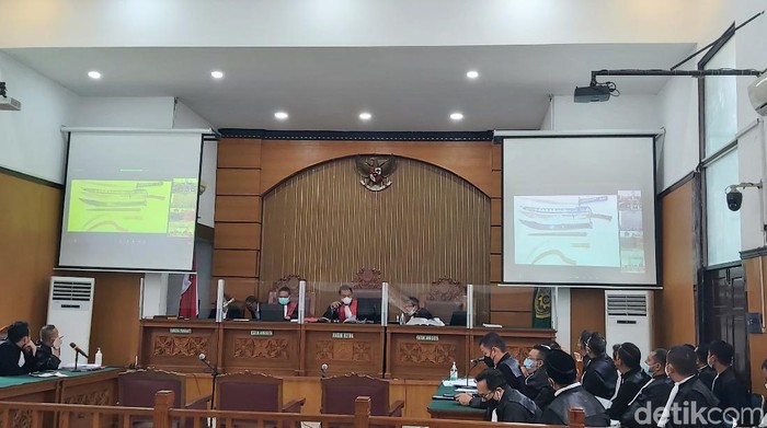 Para saksi yang dihadirkan JPU mengaku melihat pedang katana atau samurai dari hasil penggeledahan mobil eks Laskar FPI di Rest Area Tol Cikampek Km 50. (Dwi Andayani/detikcom)
