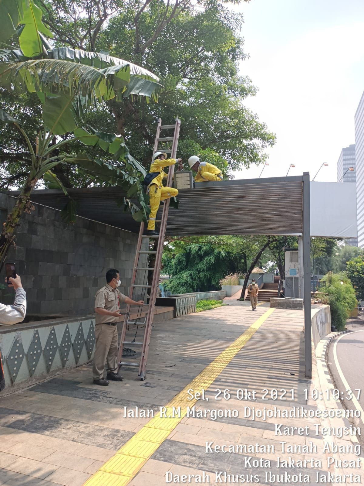 Pemasangan lampu di sekitar lokasi ekshibisionisme seberang Stasiun Sudirman, Jl RM Margono Djojohadikusumo-Jl Jenderal Sudirman, 26 Oktober 2021. (Dok Pemkot Jakpus)