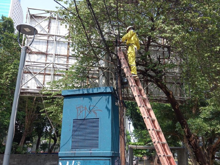 Pemasangan lampu di sekitar lokasi ekshibisionisme seberang Stasiun Sudirman, Jl RM Margono Djojohadikusumo-Jl Jenderal Sudirman, 26 Oktober 2021. (Dok Pemkot Jakpus)