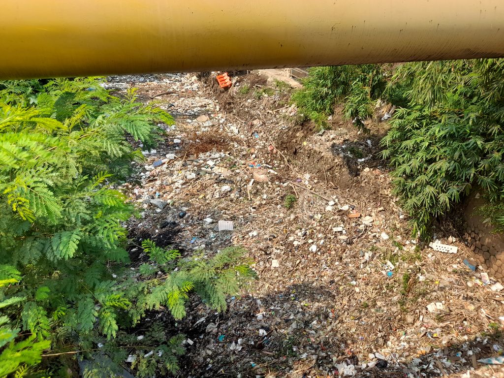 Pemkab Bekasi belum angkut sampah di Kali Jambe Belakang Res Area Tol Jakarta-Cikampek. Pemkab Bekasi belum angkut sampah di Kali Jambe Belakang Res Area Tol Jakarta-Cikampek.