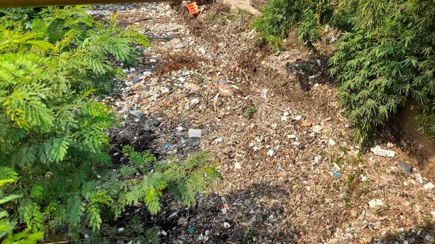 Pemkab Bekasi belum angkut sampah di Kali Jambe Belakang Res Area Tol Jakarta-Cikampek.