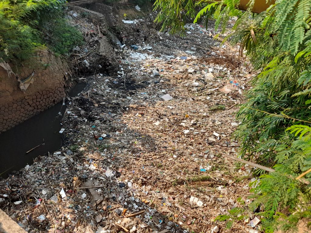 Pemkab Bekasi belum angkut sampah di Kali Jambe Belakang Res Area Tol Jakarta-Cikampek. Pemkab Bekasi belum angkut sampah di Kali Jambe Belakang Res Area Tol Jakarta-Cikampek.