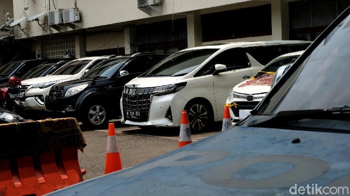 Rachel Vennya memenuhi panggilan polisi terkait pelat B 139 RFS yang digunakannya. Rachel Vennya membawa serta mobil Toyota Alphard, tetapi beda warna cat di bodinya.