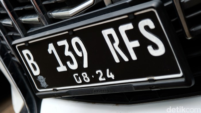 Rachel Vennya memenuhi panggilan polisi terkait pelat B 139 RFS yang digunakannya. Rachel Vennya membawa serta mobil Toyota Alphard, tetapi beda warna cat di bodinya.