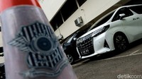 Kepada polisi, Rachel Vennya mengaku mobilnya hanya dilapisi sticker hitam full body. Foto: Andhika Prasetia/detikcom