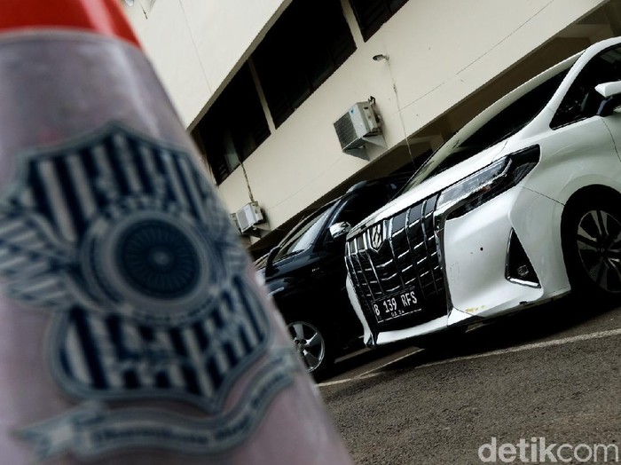 Rachel Vennya memenuhi panggilan polisi terkait pelat B 139 RFS yang digunakannya. Rachel Vennya membawa serta mobil Toyota Alphard, tetapi beda warna cat di bodinya.