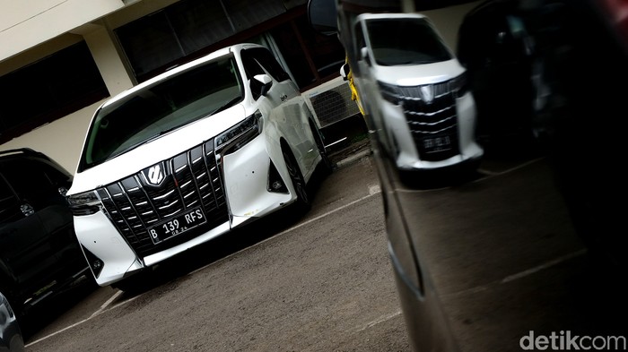 Rachel Vennya memenuhi panggilan polisi terkait pelat B 139 RFS yang digunakannya. Rachel Vennya membawa serta mobil Toyota Alphard, tetapi beda warna cat di bodinya.
