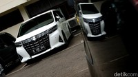 Mobil Toyota Alphard putih milik Rachel Vennya terparkir di gedung Subdit Gakkum Ditlantas Polda Metro Jaya, Jl MT Haryono, Jakarta, Selasa (26/10/2021).