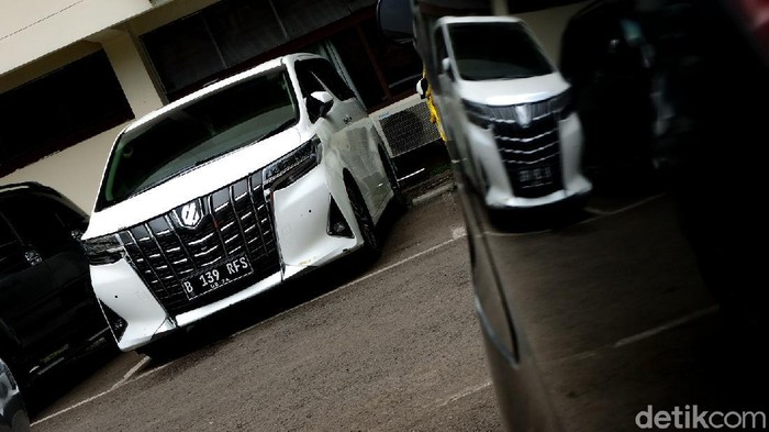 Penampakan Mobil 'RFS' Rachel Vennya, Kok Warnanya Beda? Rachel Vennya memenuhi panggilan polisi terkait pelat B 139 RFS yang digunakannya. Rachel Vennya membawa serta mobil Toyota Alphard, tetapi beda warna cat di bodinya.